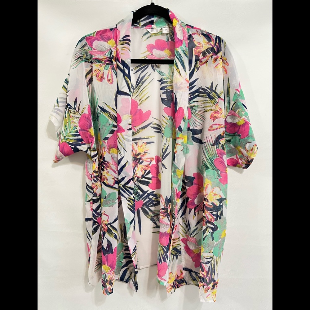 Kimono by Kaktus pink white NWOT, white floral print sz L.  Over up, Robe.